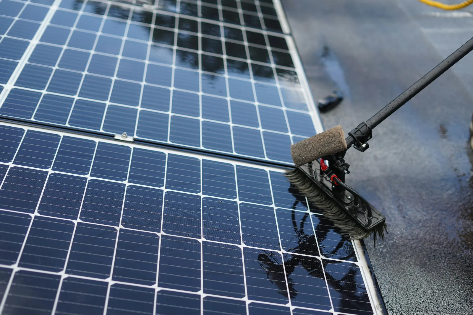 Yumuşak fırça ve saf su ile panel yüzeyinin temizlenmesi