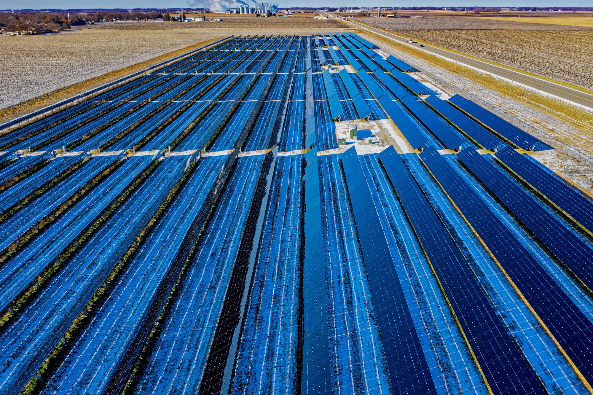 Havadan görünüşle geniş ölçekli bir güneş enerjisi santrali